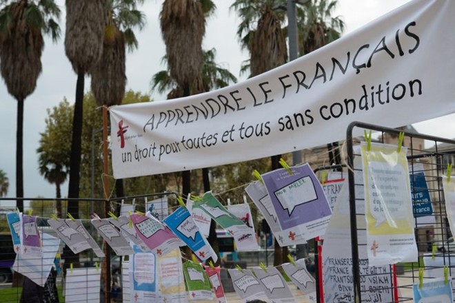 L’impératif de « maîtrise de la langue française » : 
un outil de précarisation 
des étranger·es